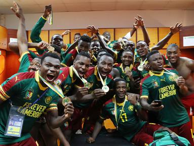 Para pemain Kamerun merayakan gelar juara Piala Afrika 2017 di Libreville, Gabon, Minggu (5/2/2017). Kamerun menang 2-1 atas Mesir pada laga final. (EPA/Gavin Barker)