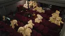 Boneka Teddy Bear, yang disiapkan oleh Philippe Labourel, diletakkan di bioskop Les Ursulines hari pertama pembukaan kembali di Paris, Rabu (19/5/2021). Boneka-boneka beruang tersebut didedikasikan bagi anak-anak untuk mengingatkan aturan jarak sosial. (AP Photo/Francois Mori)