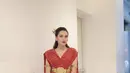 Penampilan anggun Ayu Ting Ting saat mengenakan dress @erasoekamto. Dress hadir dengan tampilan menyilang membentuk cape, yang dipermanis dengan aksesori seperti belt dan gelang emas, yang memberi kesan ningrat pada penampilan pedangdut itu. [@ayutingting92]