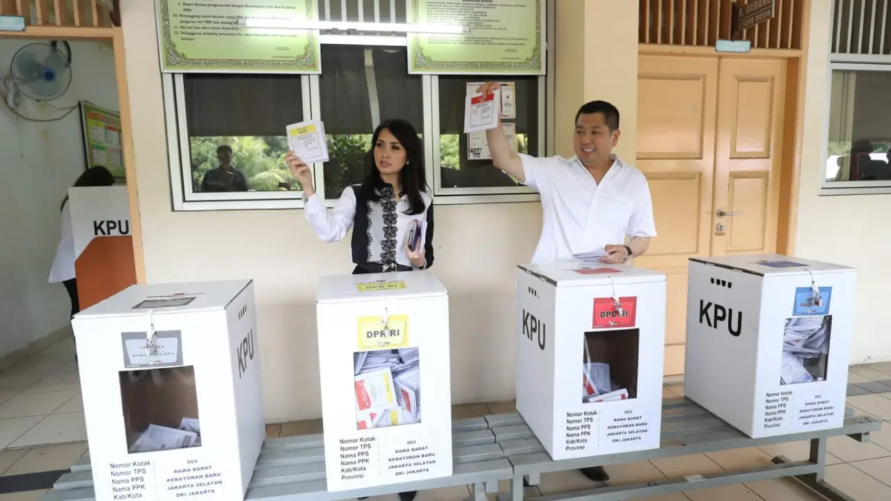 Ketua Umum Partai Perindo Hary Tanoe mencoblos di TPS sekitar rumahnya di kawasan Kebayoran Baru Jakarta. (Istimewa)