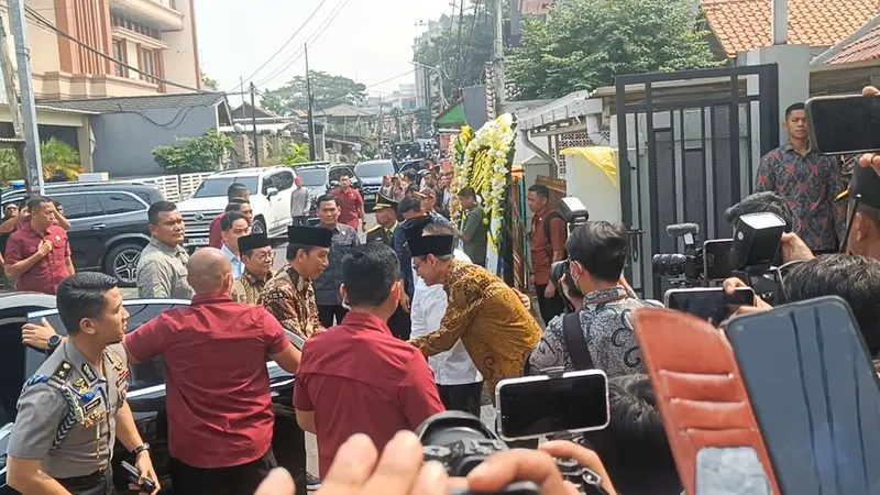 Presiden Joko Widodo atau Jokowi melayat untuk ke rumah duka Wakil Presiden ke-9 RI Hamzah Haz di kawasan Matraman, Jakarta Timur, Rabu (24/7/2024).