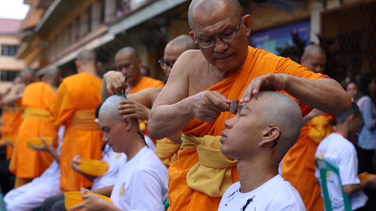 Calon Bikkhu cukur rambut jelang Pabbajja Samanera Sementara