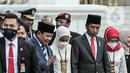 Presiden Joko Widodo atau Jokowi (kanan) bersama Menteri Pertahanan Prabowo Subianto saat akan menyaksikan defile yang menampilkan pasukan tiga matra TNI di depan Istana Merdeka, Jakarta, Rabu (5/10/2022). Kegiatan yang diikuti oleh seluruh kesatuan jajaran TNI ini dalam rangka menyambut HUT ke-77 TNI. (Liputan6.com/Faizal Fanani)