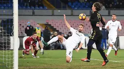 Aksi pemain Napoli, Manolo Gabbiadini (kanan) mengontrol bola sebelum mencetak gol ke gawang ASC Spezia pada laga Piala Italia di San Paolo stadium, Naples (10/1/2017). Napoli menang 3-1. (EPA/Ciro Fusco)