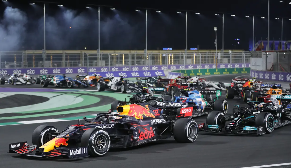 Hasil tersebut membuat persaingan dalam perburuan gelar juara dunia F1 musim ini semakin sengit. Hamilton berada di urutan kedua dan Verstappen di posisi teratas dengan koleksi poin yang sama, yakni 369.5. (AP/Amr Nabil)
