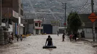 Kawasan di Lima yang terkena banjir akibat meluapnya sungai Huaycoloro, Peru, Kamis (16/3). Cuaca buruk akibat El Nino menjadi penyebab bencana yang melanda Peru. (AP Photo / Rodrigo Abd)