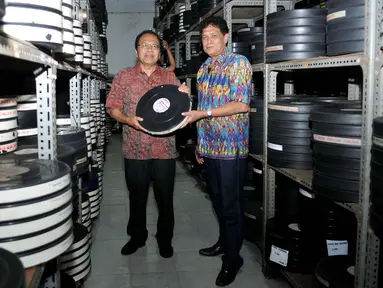 Rizal Ramli menunjukkan koleksi film di ruang penyimpanan Sinematek Indonesia di Jakarta, Rabu (14/9). Rizal mengajak warga Jakarta untuk menjadi warga yang berbudaya dan beradab serta mencintai hasil karya film Indonesia. (Liputan6.com/Gempur M Surya)