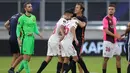 Pelatih Sevilla, Julen Lopetegui, merayakan kemenangan timnya atas AS Roma dalam laga babak 16 besar Liga Europa 2019/2020 di MSV-Arena, Jerman, Jumat (7/8/2020) dini hari WIB. Sevilla menang 2-0 atas AS Roma. (AFP/Friedemann Vogel/pool)