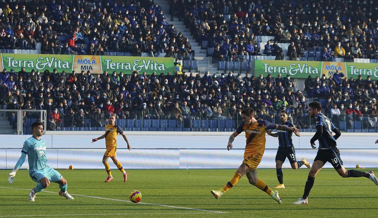 Keunggulan cepat AS Roma membuat anak asuh Jose Mourinho tersebut semakin bersemangat. Hasilnya, pada menit ke-27, Nicolo Zaniolo (tengah) berhasil menggandakan keunggulan Giallorossi. (LaPresse via AP/Spada)