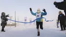 Seorang pelari melewati garis finis dalam ajang maraton terdingin di dunia internasional pada suhu minus 53 derajat (-63,4 Fahrenheit) di dekat Oymyakon, republik Sakha, juga dikenal sebagai Yakutia, Timur Jauh Rusia, Sabtu, 22 Januari 2022. (AP/Ivan Nikiforov)