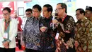 Presiden Jokowi meninjau program pendidikan vokasi di Cikarang Pusat, Bekasi, Jumat (28/7). Sebelumnya Jokowi meresmikan kerjasama pendidikan vokasi antara Kementerian Perindustrian dan PT Astra Otoparts serta SMK di Jawa Barat (Liputan6.com/Angga Yunani)