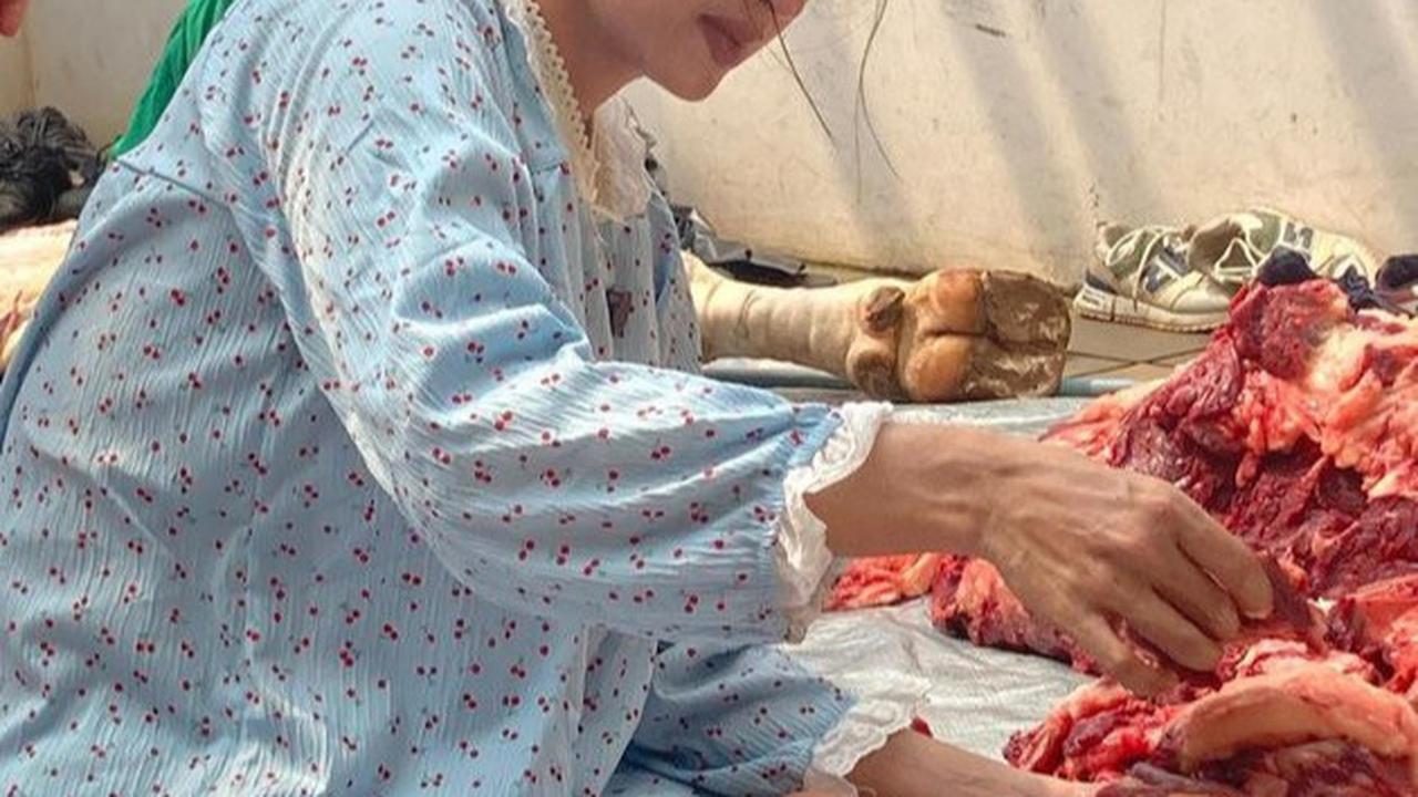 Potret Cantik Dewi Perssik Saat Potong dan Timbang Daging Kurban Idul Adha, Tampil Simple Pakai Piyama