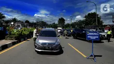 Petugas gabungan melakukan pemeriksaan surat rapid test antigen bagi wisatawan yang masuk ke wilayah Puncak di Gadog, Bogor, Kamis (24/12/2020). Bagi  wisatawan yang tidak memiliki surat keterangan diwajibkan untuk mengikuti rapid tesT antigen yang disediakan di posko. (merdeka.com/Arie Basuki)