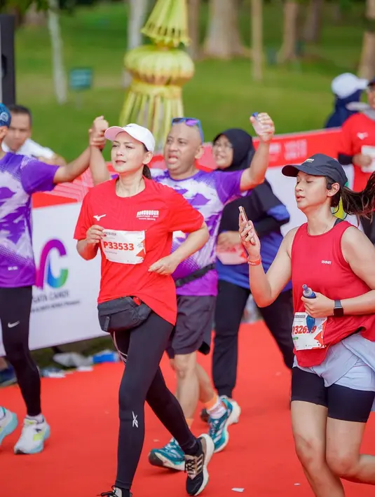 Lomba lari tersebut di gelar Minggu (19/11) pagi di kawasan Borobudur, Kabupaten Magelang, Jawa Tengah. Ira berhasil mencapai finis dalam kategori 10 kilometer. [Instagram/irawbw]