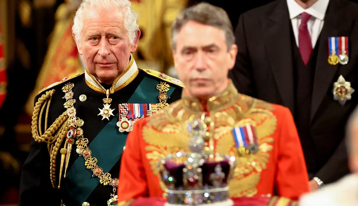 Dalam file foto ini diambil pada 10 Mei 2022 Pangeran Charles Inggris, Pangeran Wales berjalan di belakang Mahkota Negara Bagian melalui Galeri Kerajaan selama Pembukaan Parlemen Negara di Gedung Parlemen, di London. (AFP/HANNAH MCKAY)