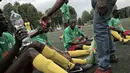 Pemain Mali saat jeda pertandingan melawan Guinea dalam turnamen sepak bola untuk kaum migran dan orang asing bertajuk "Balon Mundial" yang dihelat 6 Juni-5 Juli 2015 di Turin, Italia. (AFP PHOTO/MARCO BERTORELLO)