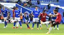 Pemain Manchester United, Bruno Fernandes, melepaskan tendangan penalti ke gawang Brighton Hove Albion pada laga Liga Inggris, Sabtu (26/9/2020). Setan Merah menang dengan skor 3-2. (Glyn Kirk/Pool via AP)