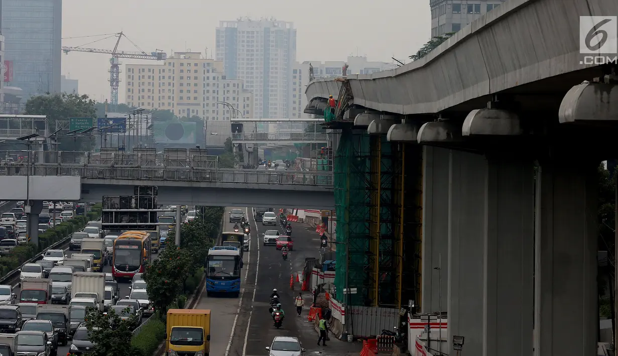 Kendaraan melintas di bawah proyek pembangunan kereta ringan atau Light Rail Transit (LRT) rute Cawang-Dukuh Atas di kawasan Gatot Subroto, Jakarta, Kamis (18/1). (Liputan6.com/JohanTallo)