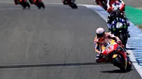 Marc Marquez sempat memimpin lomba MotoGP Jerez, Minggu (19/7/2020), sebelum akhirnya keluar trek. (JAVIER SORIANO / AFP)