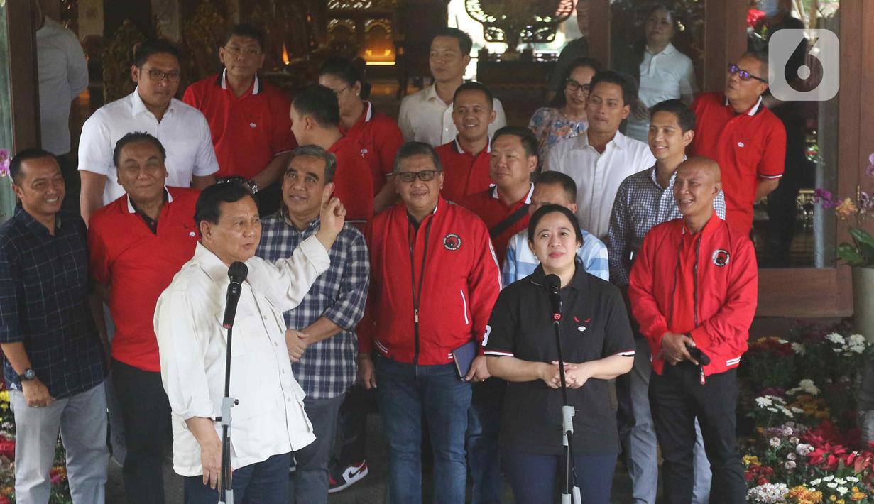 Ketum Partai Gerindra Prabowo Subianto (kiri), Ketua DPP PDI Perjuangan Puan Maharani (kanan) dan didampingi sejumlah petinggi Partai Gerindra dan PDI Perjuangan memberikan keterangan pers usai melakukan pertemuan di Padepokan Garuda Yaksa, Sentul, Bogor, Jawa Barat, minggu (4/9/2022). Pertemuan tersebut merupakan bagian safari politik dan komunikasi politik Puan Maharani ke berbagai Partai Politik menjelang Pemilu 2024. Dalam pertemuan itu Prabowo Subianto mengajak Puan Maharani berkuda. (Liputan6.com/Herman Zakharia)