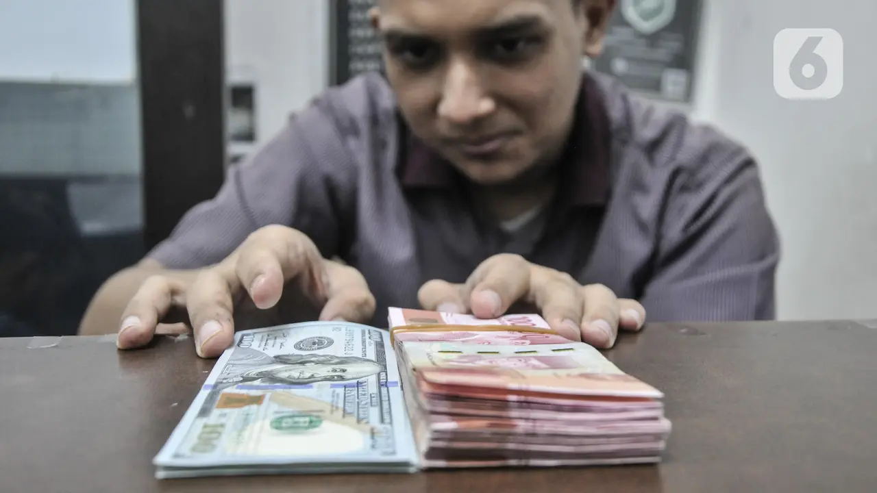 Rupiah Tembus Rp15.000 per USD