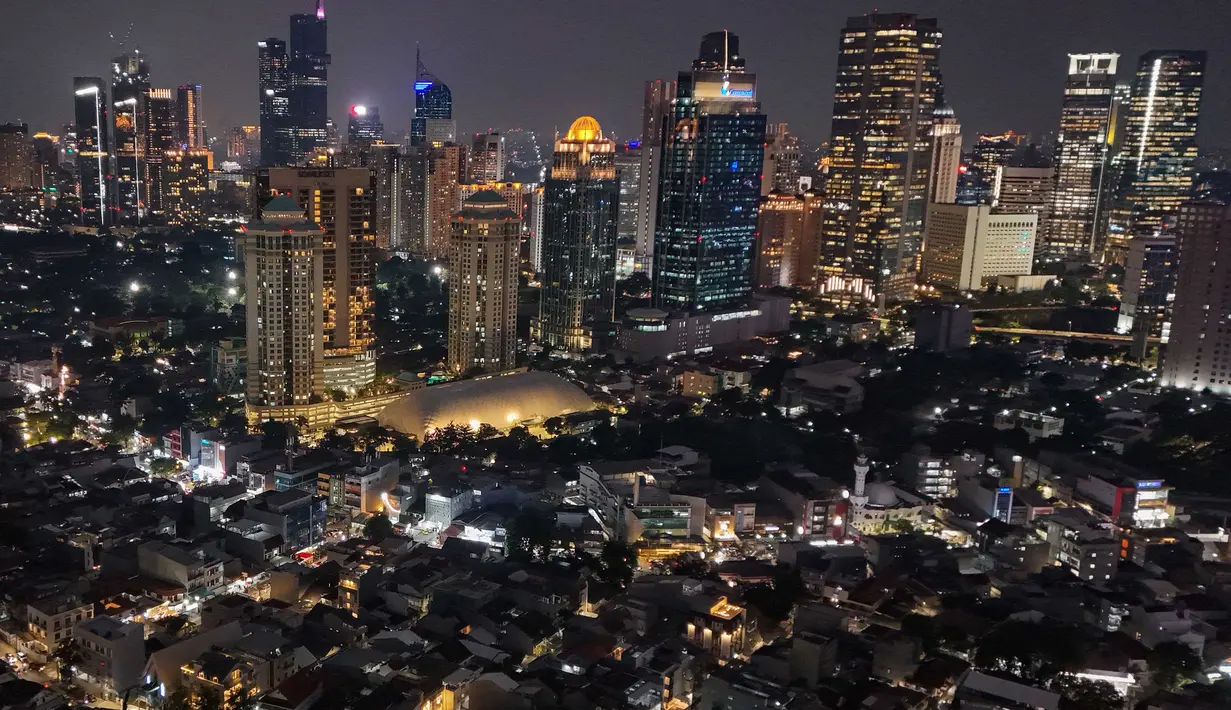 Pramono Anung menilai upaya ini sebagai langkah dalam modernisasi sistem keamanan dan pemantauan kota. Tampak foto udara memperlihatkan suasana malam gedung-gedung bertingkat di kawasan Sudirman, Jakarta, Selasa (7/4/2026). (merdeka.com/Arie Basuki)