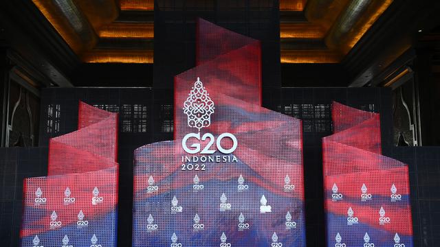 Backdrop bertuliskan G20 Indonesia 2022 lengkap dengan ikon gunungan bermotif batik. Warna backdrop didominasi warna merah dan biru. Tiga backdrop tersebut berbentuk lidah api.