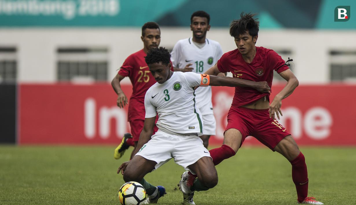 Striker Timnas Indonesia, Hanis Saghara, berusaha merebut bola saat melawan Arab Saudi pada laga persahabatan di Stadion Wibawa Mukti, Jawa Barat, Rabu (10/10/2018). Indonesia kalah 1-2 dari Arab Saudi. (Bola.com/Vitalis Yogi Trisna)