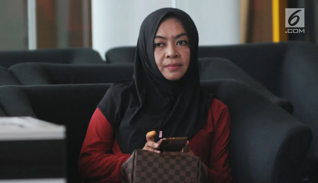 Mantan Anggota DPR Wa Ode Nurhayati menunggu di gedung KPK untuk menjalani pemeriksaan di Jakarta, Rabu (21/8/2019). Wa Ode diperiksa sebagai saksi kasus korupsi pengadaan proyek KTP Elektronik (E-KTP) untuk tersangka Direktur Utama PT Sandipala Arthaputra, Paulus Tannos. (merdeka.com/Dwi Narwoko)