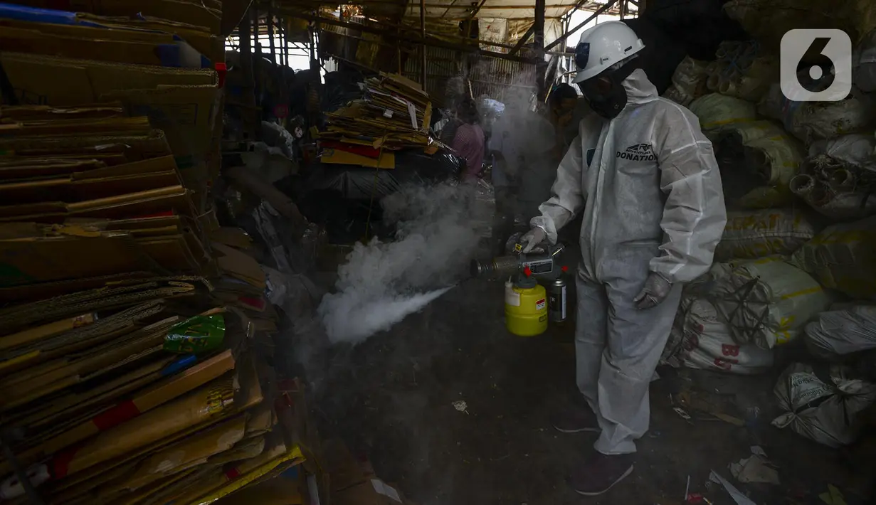 Petugas melakukan fogging nyamuk demam berdarah dengue (DBD) di kampung pemulung Pancoran, Jakarta, Rabu (22/2/2020). Pemerintah mengimbau warga mengantisipasi penyebaran DBD saat musim pancaroba pada April hingga Mei lantaran saat ini terjadi pandemi virus corona COVID-19. (merdeka.com/Imam Buhori)