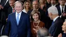 Mantan Presiden Amerika Serikat George W. Bush (kiri) dan istrinya Laura Bush tiba saat mantan Presiden Bill Clinton (R) menyaksikan pelantikan Presiden ke-47 Amerika Serikat, Donald Trump, di Rotunda Gedung Kongres AS di Washington, pada 20 Januari 2025. (Julia Demaree Nikhinson/POOL/AFP)