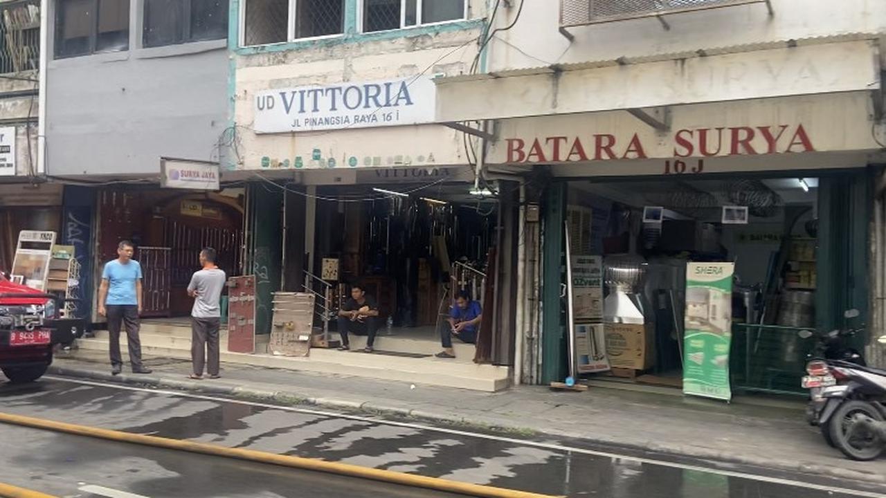 Sejumlah ruko di kawasan Glodok Plaza masih tetap beroperasi, pasca kebakaran yang terjadi Rabu 15 Januari 2025 malam.
