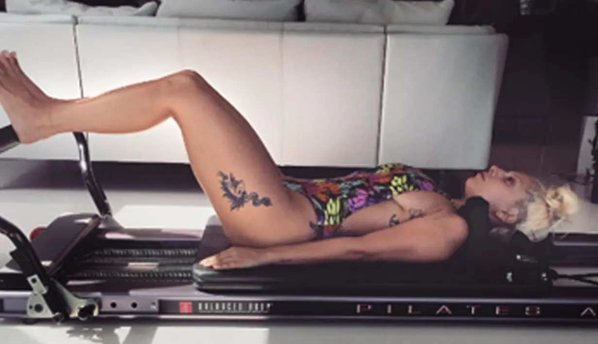 Penyanyi Lady Gaga secara rutin mengunjungi studio yoga Bikram di New York. Waktu duduk dikursi roda pada 2013, Lady Gaga sering melakukan yoga untuk membantu pemulihan dirinya. (Instagram/@ladygaga)