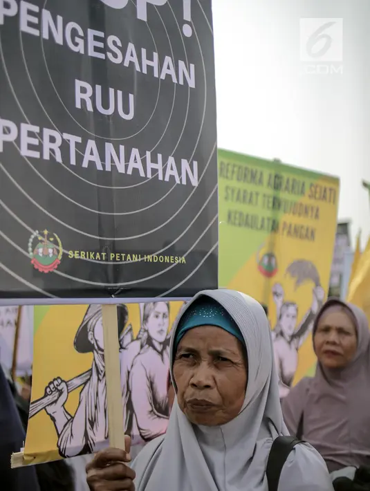 Massa yang tergabung dari Serikat Petani Indonesia (SPI) menggelar aksi demo di depan gedung DPR/MPR RI, Jakarta, Selasa (24/9/2019). Dalam aksinya mereka menuntut DPR menghentikan pembahasan lima rancangan undang-undang yang menyangkut pertanian. (Liputan6.com/Faizal Fanani)