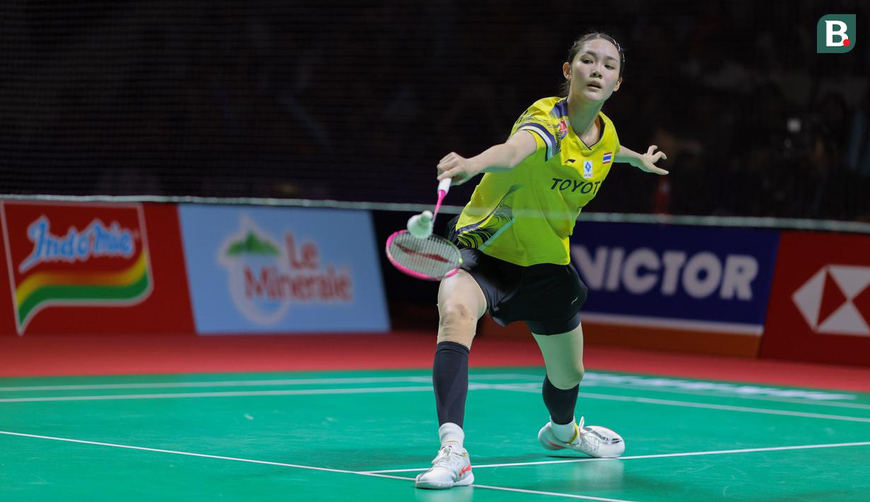Pebulu tangkis tunggal putri Thailand, Pitchamon Opatniput berusaha menjangkau kok dalam laga final Indonesia Masters 2026 melawan wakil China, Chen Yu Fei yang berlangsung di Istora, Senayan, Jakarta, Minggu (25/01/2026). (Bola.com/Bagaskara Lazuardi)