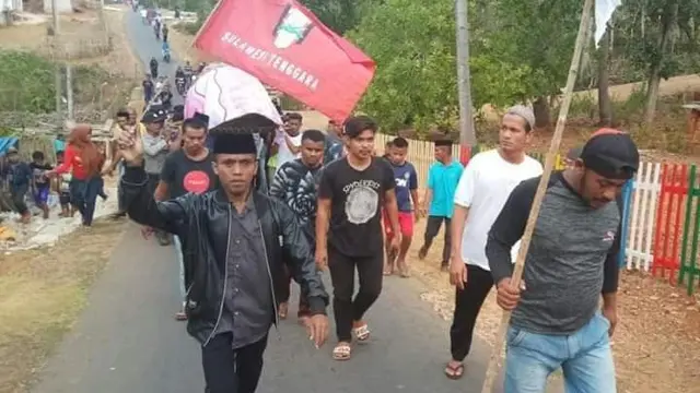 Pemakaman La Randi (21) mahasiswa tewas tertembak peluru tajam saat demonstrasi 26 Oktober 2019.(Liputan6.com/Ahmad Akbar Fua)