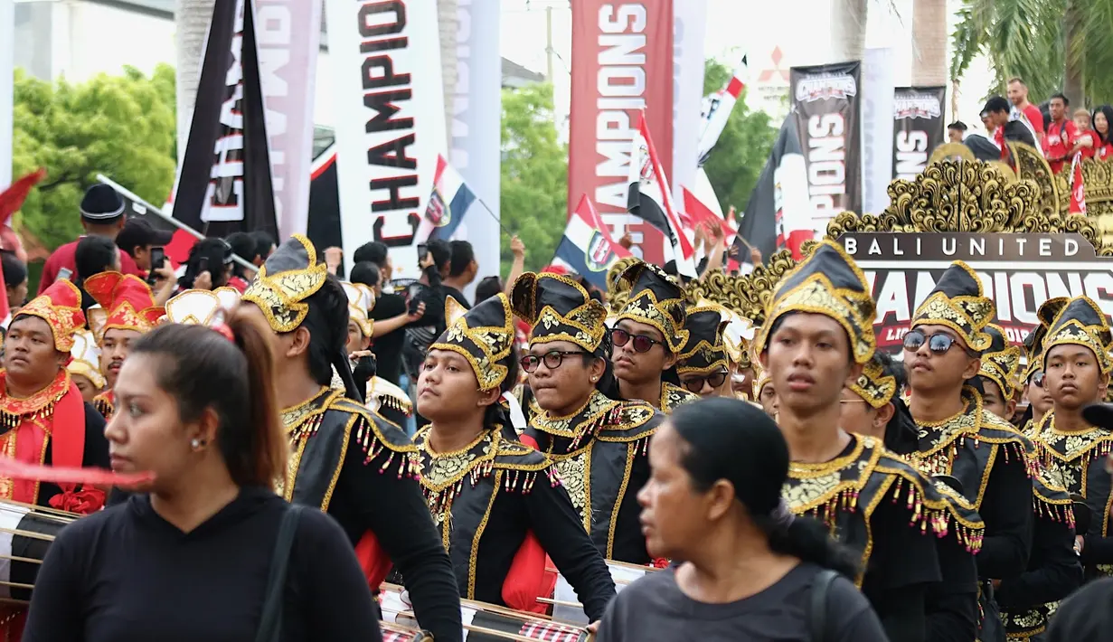 Kemeriahan parade budaya yang diadakan oleh Bali United di sepanjang Jalan By Pass Dharma Giri menuju Stadion Kapten I Wayan Dipta, Bali, Senin (23/12). Parade budaya diadakan untuk merayakan gelar juara Bali United. (Bola.com/Aditya Wany)