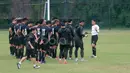 Pelatih Thailand, Kiatisuk Senamuang memberikan arahan kepada pemainnya usai berlatih di Lapangan Sekolah Pelita Harapan, Sentul, (12/12/2016). (Bola.com/Nicklas Hanoatubun)