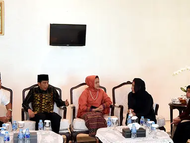 Presiden Jokowi (kedua kiri) bersama istrinya, Iriana Widodo (tengah) melayat ke kediaman Menteri KKP, Susi Pudjiastuti, Jakarta, Selasa (19/1). Jenazah putra sulung Menteri Susi, Panji Hilmansyah dijadwalkan tiba di Tanah Air pada Kamis lusa. (Rumgapres)