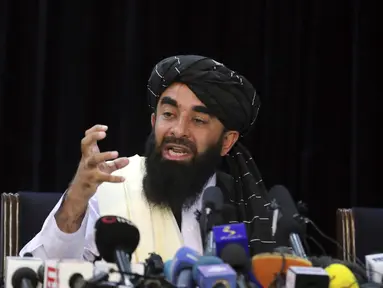 Juru bicara Taliban Zabihullah Mujahid berbicara dalam konferensi pers pertamanya di Kabul, Afghanistan, pada Selasa (17/8/2021). Selama bertahun-tahun, Mujahid adalah sosok misterius yang mengeluarkan pernyataan atas nama para militan. (AP Photo/Rahmat Gul)