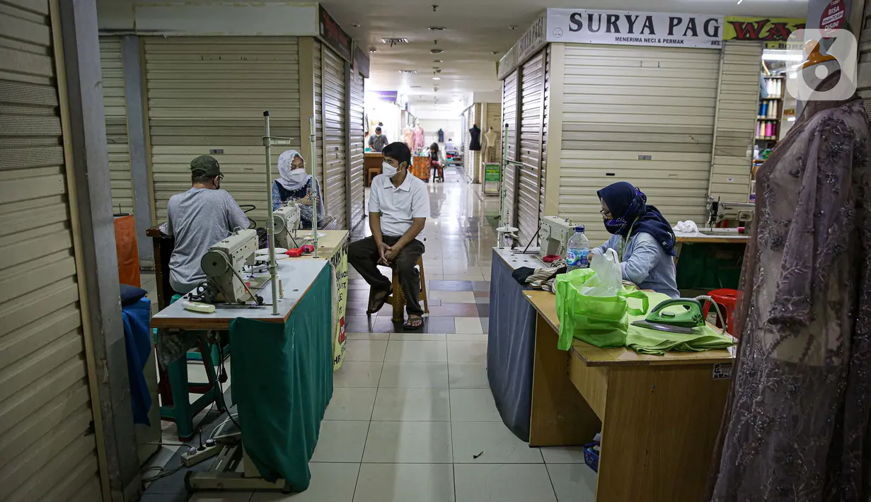 Suasana Pasar Mayestik, Jakarta, Selasa (11/5/2021). Menjelang Lebaran, pesanan jahitan turun sebesar 50 persen akibat pandemi COVID-19 serta larangan pemerintah terkait mudik luar kota dan mudik lokal. (Liputan6.com/Faizal Fanani)