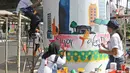 Siswa-siswi membuat mural di bawah Jalan Layang Non-tol Antasari, Jakarta, Sabtu (10/3). Sebanyak 63 tiang akan dilukis mural oleh perwakilan dari SMA dan SMK di Jakarta untuk mempercantik kawasan tersebut. (Liputan6.com/Herman Zakharia)