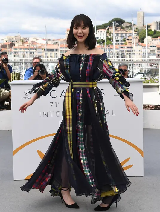 Erika Karata berpose saat tiba menghadiri pemutaran film "Asako I & II (Netemo Sametemo)" selama Festival Film Cannes ke-71 di Prancis selatan (15/5). Erika merupakan aktris 20 tahun asal Jepang. (AFP Photo/Anne-Christine Poujoulat)
