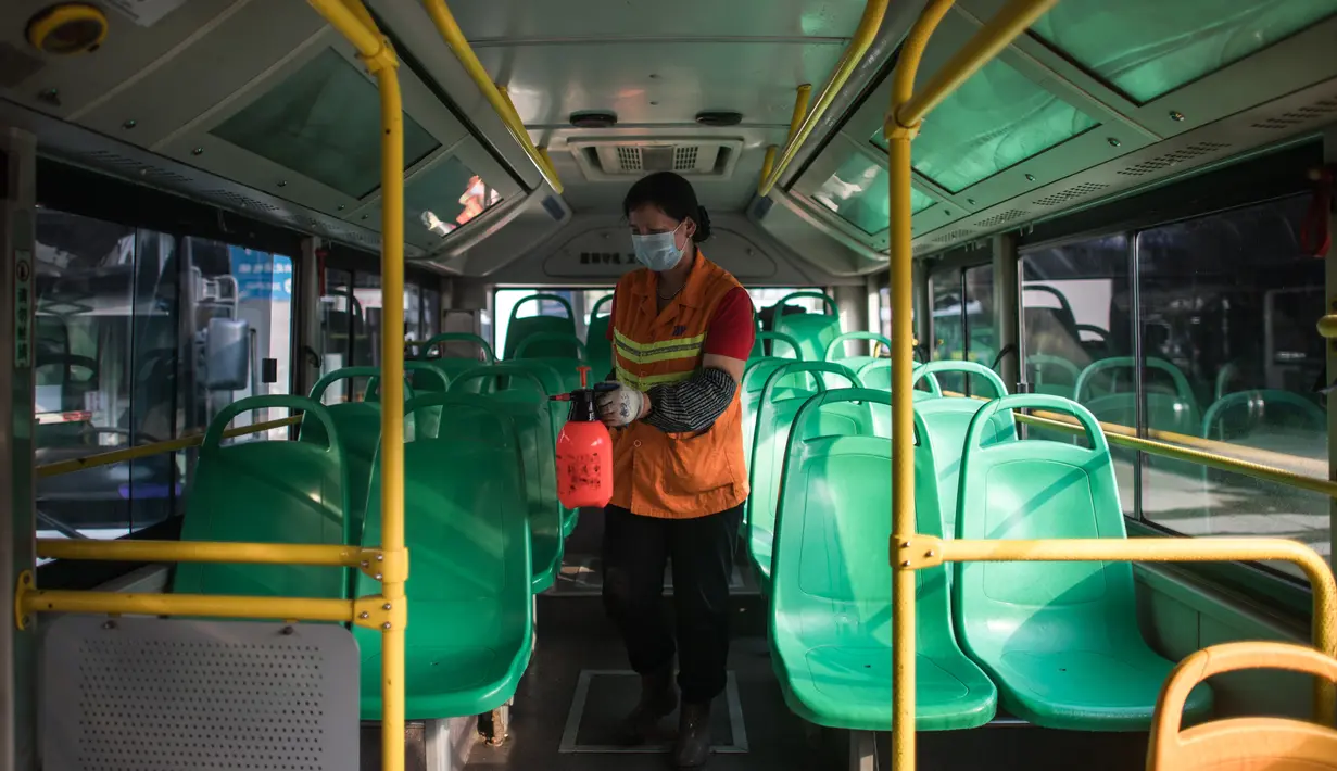 Zhao Zhenxiang dari perusahaan transportasi umum Wuhan mendisinfeksi sebuah bus di terminal di Wuhan, Provinsi Hubei, China tengah, pada 23 Maret 2020. Saat ini, Wuhan sedang bersiap memulihkan pengoperasian transportasi umum. (Xinhua/Xiao Yijiu)