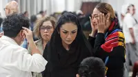 Diketahui sebelumnya, artis serba bisa legendaris Titiek Puspa tutup usia pada Kamis (10/4/2025) sekitar pukul 16.25 WIB. Tampak dalam foto, Kris Dayanti saat melayat di rumah duka pesohor legendaris Titiek Puspa di kawasan Pancoran, Jakarta Selatan, Kamis (10/4/2025) malam. (Liputan6.com/Angga Yuniar)