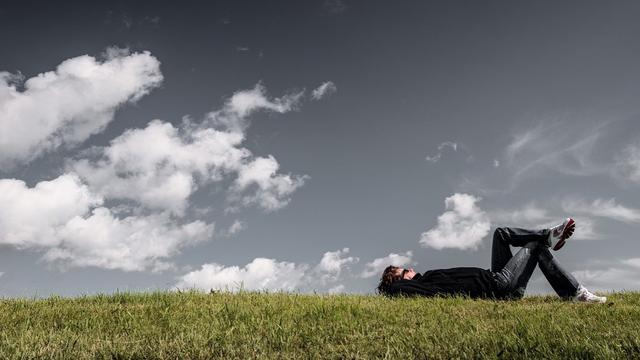 Ilustrasi sedang merasa malas, mager, rebahan