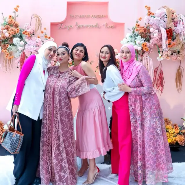 7 Potret Tengku Dewi Putri Gelar Akikah Untuk Baby Zeya, Kompak Bareng Andrew Andika