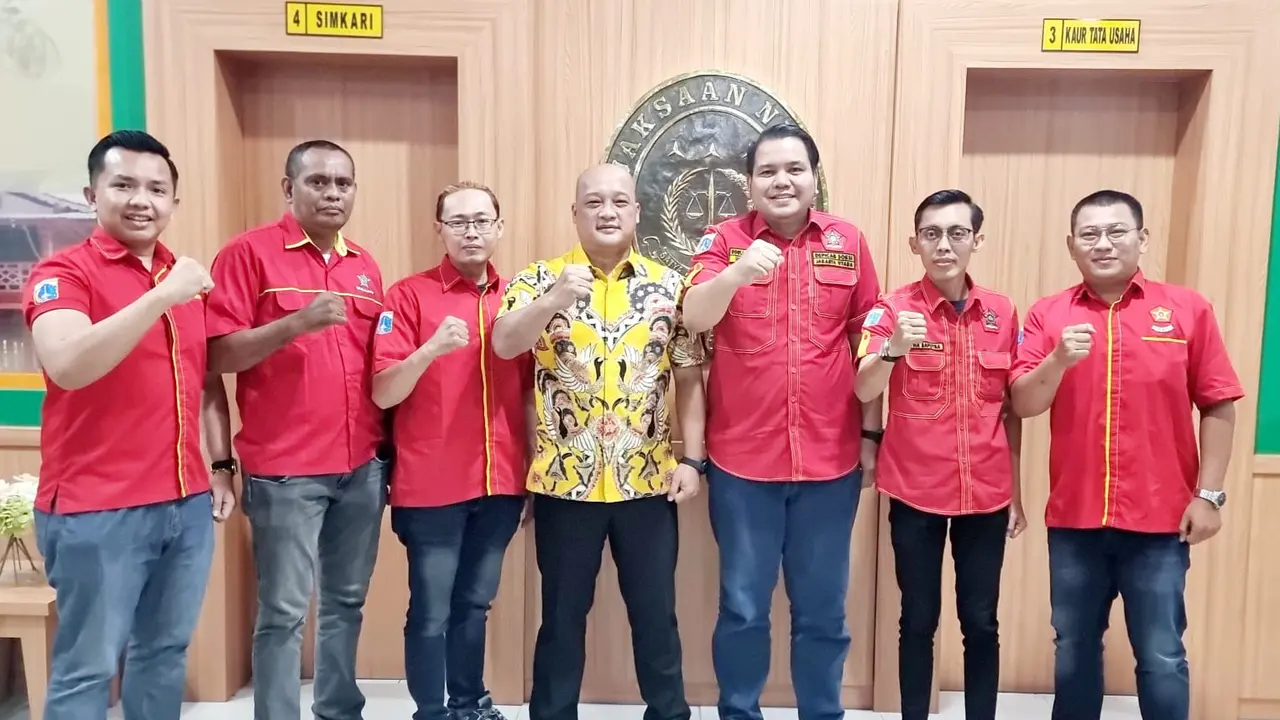 Dewan Pimpinan Cabang Sentral Organisasi Karyawan Swadiri Indonesia Jakarta Utara (Depicab Soksi Jakut) bersilaturahmi dengan Kepala Kejaksaan Negeri Jakarta Utara (Kejari Jakut) Dandeni di kantornya, Jumat (30/8/2024) (Istimewa)