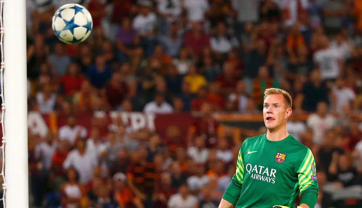 Kiper Barcelona, Marc-Andre ter Stegen terdiam melihat bola yang masuk ke gawangnya pada laga penyisihan grup E Liga Champions di Olimpico Stadium (17/9/2015). Barcelona menahan imbang tuan rumah AS Roma dengan skor 1-1. (REUTERS/Max Rossi)