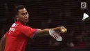 Tunggal Putra Indonesia, Tommy Sugiarto mengembalikan kok ke arah Lee Chong Wei (Malaysia) di putaran pertama Indonesia Open 2017, Jakarta, Rabu (14/6). Tommy kalah 21-13, 10-21, 18-21. (Liputan6.com/Helmi Fithriansyah)